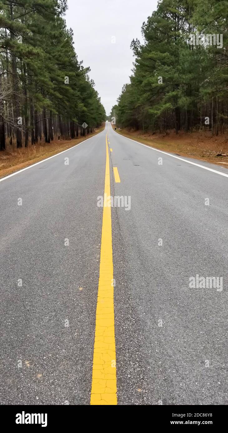 Niedriger Winkel Blick auf leere gepflasterte Autobahn Straße in der Land Stockfoto