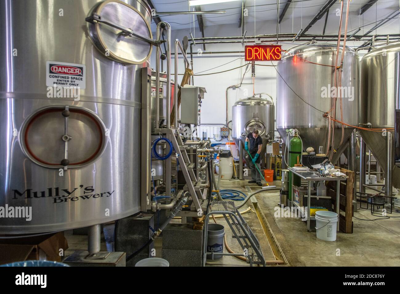 Bierfabrik mit Arbeiter Fegen in der MullyÕs Brauerei in Prince Frederick, Maryland. Stockfoto