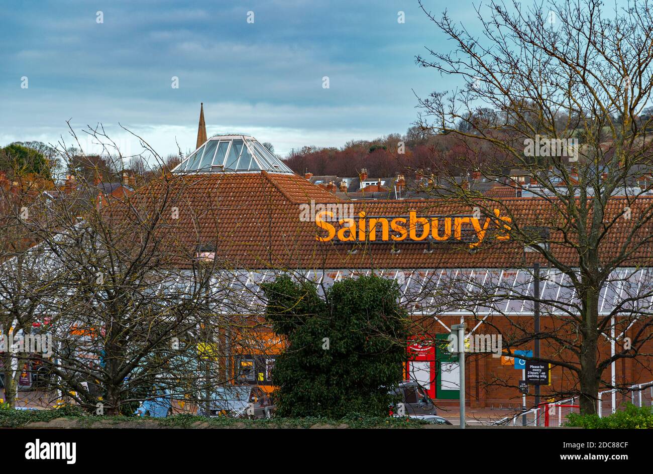 Sainsbury's Supermarkt in Grantham, Lincolnshire, UK - Blick von der Straße in Richtung Supermarkt Stockfoto