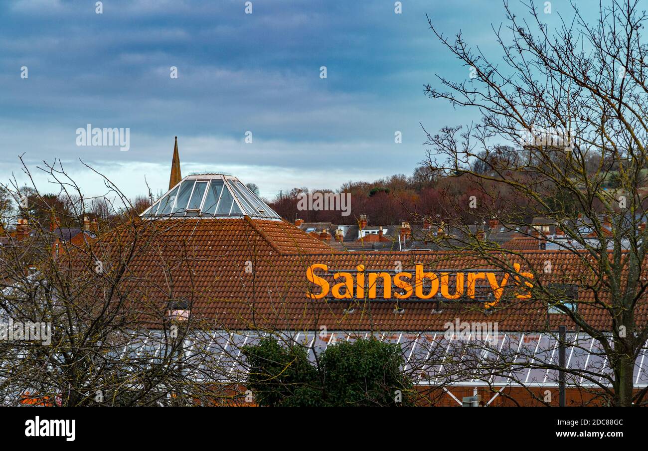 Sainsbury's Supermarkt in Grantham, Lincolnshire, UK - Blick von der Straße in Richtung Supermarkt Stockfoto