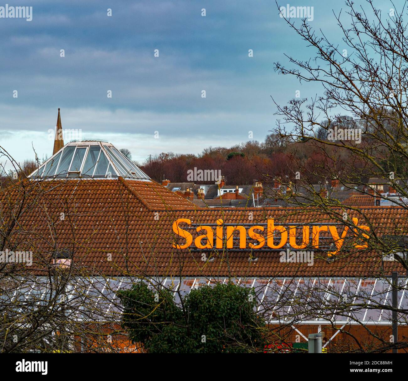 Sainsbury's Supermarkt in Grantham, Lincolnshire, UK - Blick von der Straße in Richtung Supermarkt Stockfoto