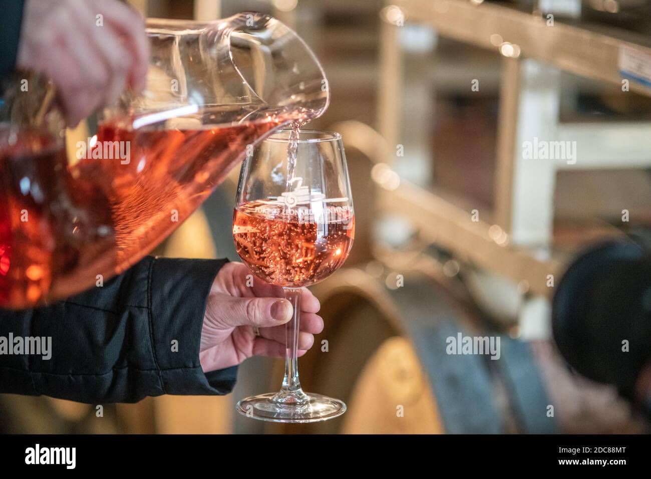 Wein wird in der Weinkellerei von Port of Leonardtown, Leonardtown, MD, gegossen Stockfoto