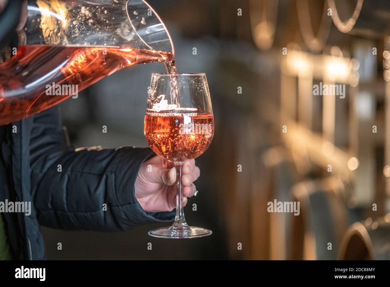 Wein wird in der Weinkellerei von Port of Leonardtown, Leonardtown, MD, gegossen. Stockfoto