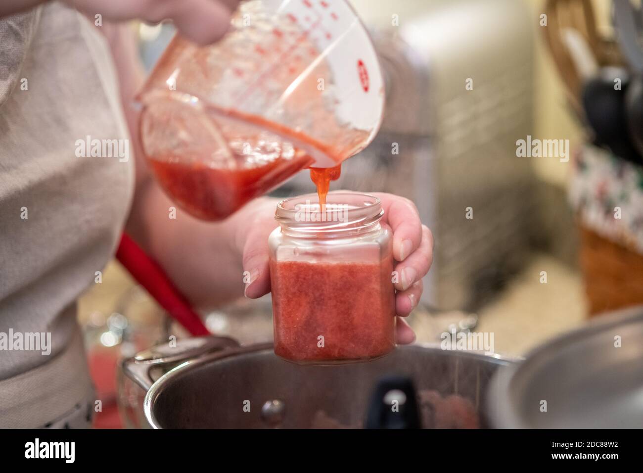 Erdbeermarmelade in der Küche machen, Bryantown, MD Stockfoto