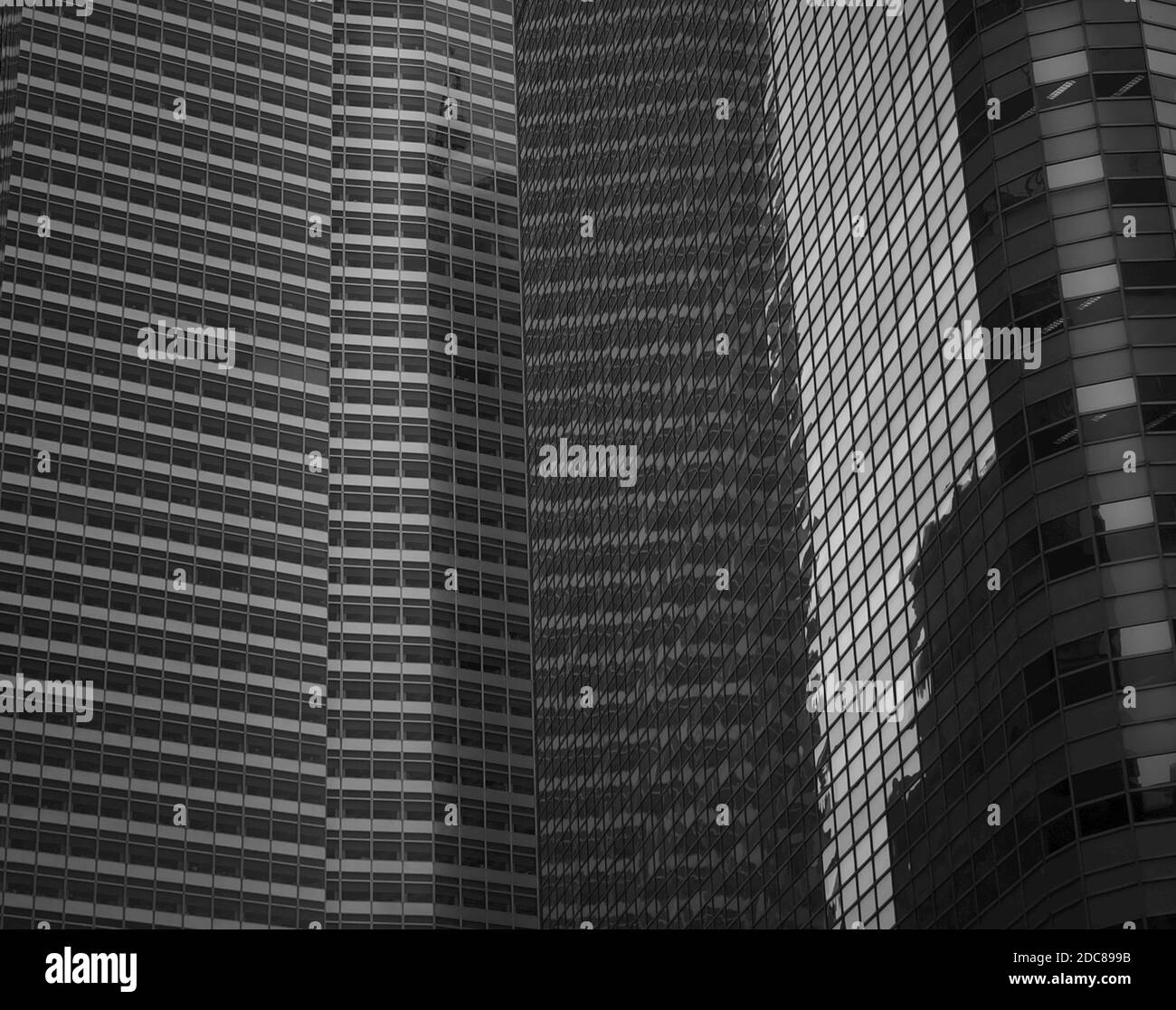 Low-Angle-Ansicht der drohenden Wolkenkratzer im Chicago Financial District in Schwarz und Weiß Stockfoto