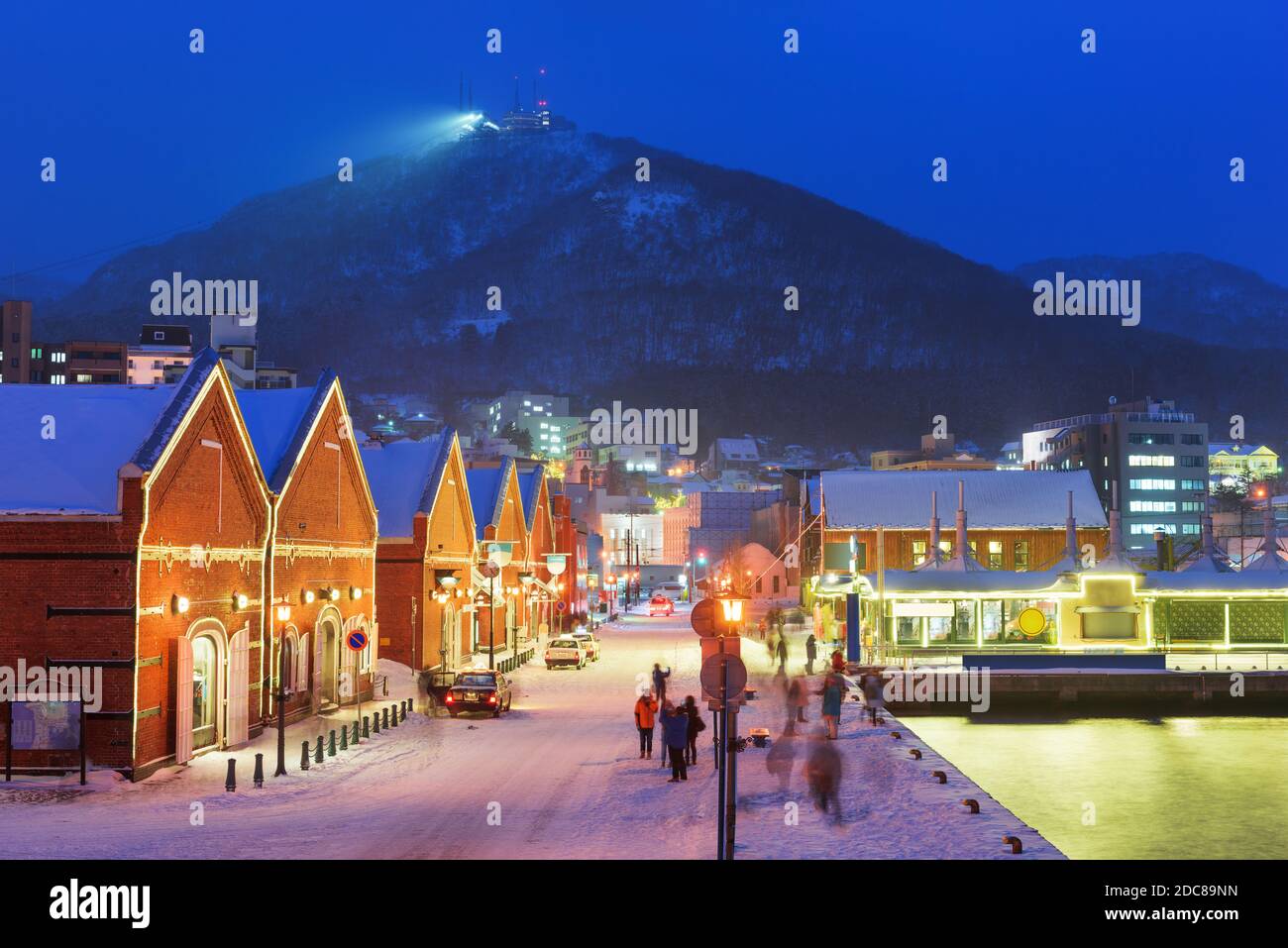 Hakodate, Hokkaido, Japan an einem Winterabend in den historischen Geschäften und Restaurants der Kanemori. Stockfoto