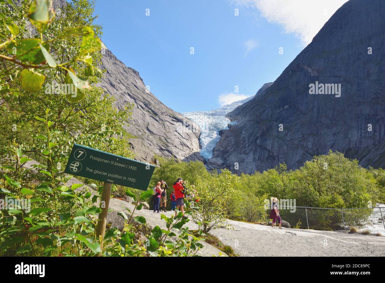 Der Briksdal-Gletscher, einer der zugänglichsten Arme des Jostedalsbreen-Gletschers, mit einem Schild, das seine Position im Jahr 1920 anzeigt. Stockfoto