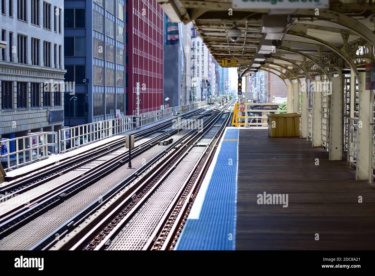 Leere U-Bahn-Pendlerzüge in der Großstadt Stockfoto