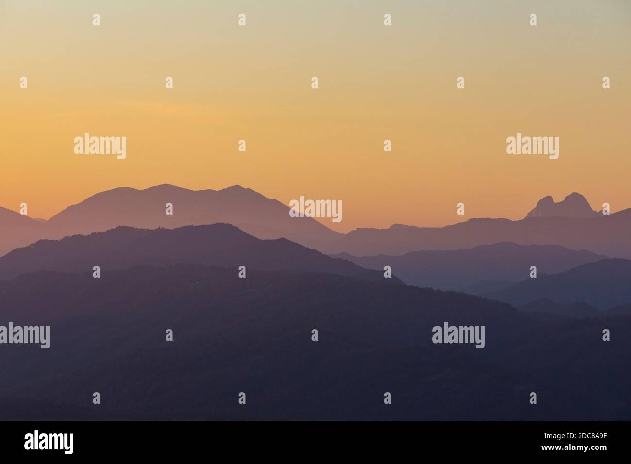 SERRA D'ENSIJA (ENSIJA RANGE) UND PEDRAFORCA (RECHTS) BEI SONNENUNTERGANG. BLICK VON SANTA MARIA DE BESORA, OSONA, BARCELONA, SPANIEN, EUROPA. Stockfoto