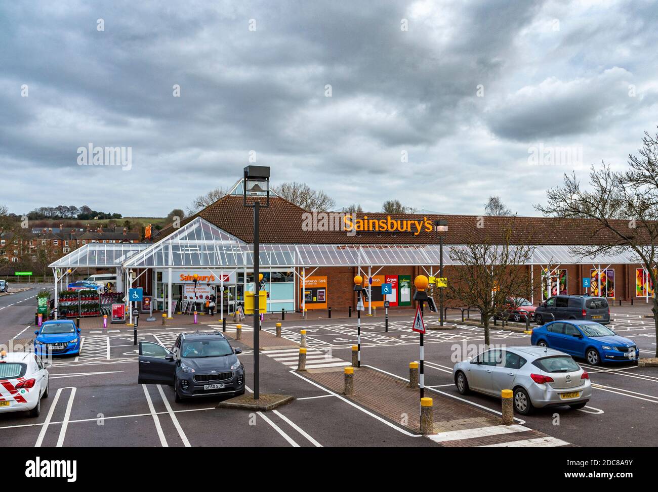 Sainsbury's Supermarkt in Grantham, Lincolnshire, UK - der Supermarkt und Parkplatz Stockfoto
