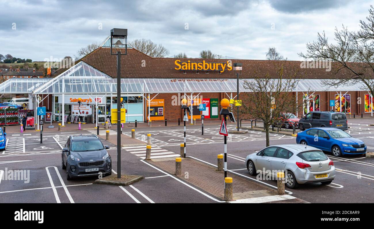 Sainsbury's Supermarkt in Grantham, Lincolnshire, UK - der Supermarkt und Parkplatz Stockfoto