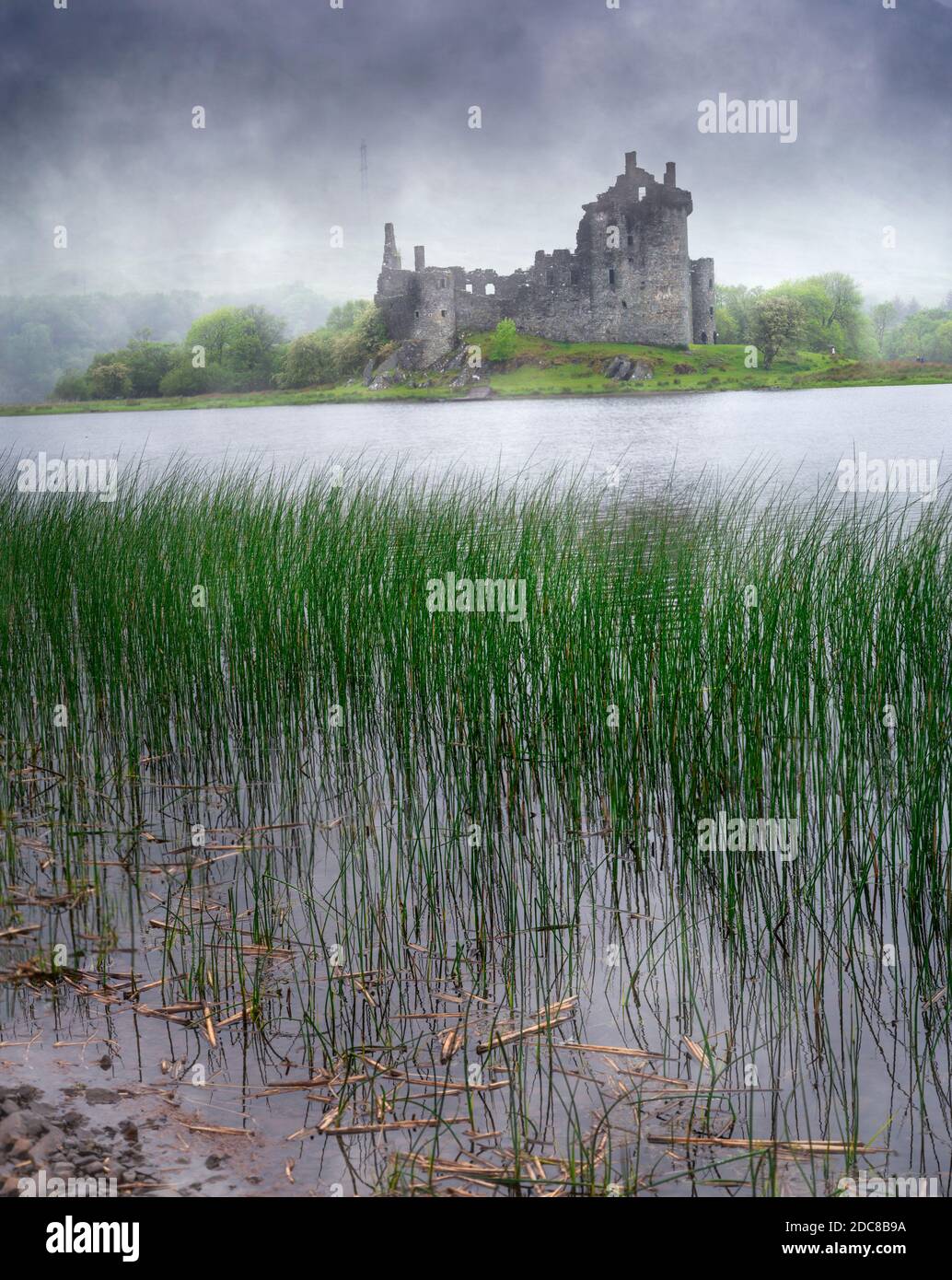 Ein nebliger Morgen neben Loch Awe mit Blick auf Kilchurn Castle, Argyll & Bute, Schottland Stockfoto