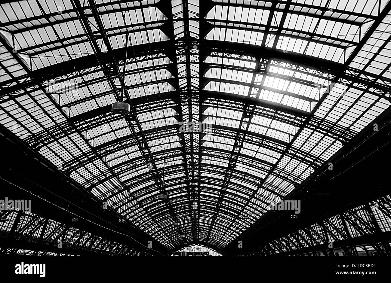 Perspektivisches, konisches Glasdach des Kölner Hauptbahnhofs; die Sonne glitzert im Glas Stockfoto