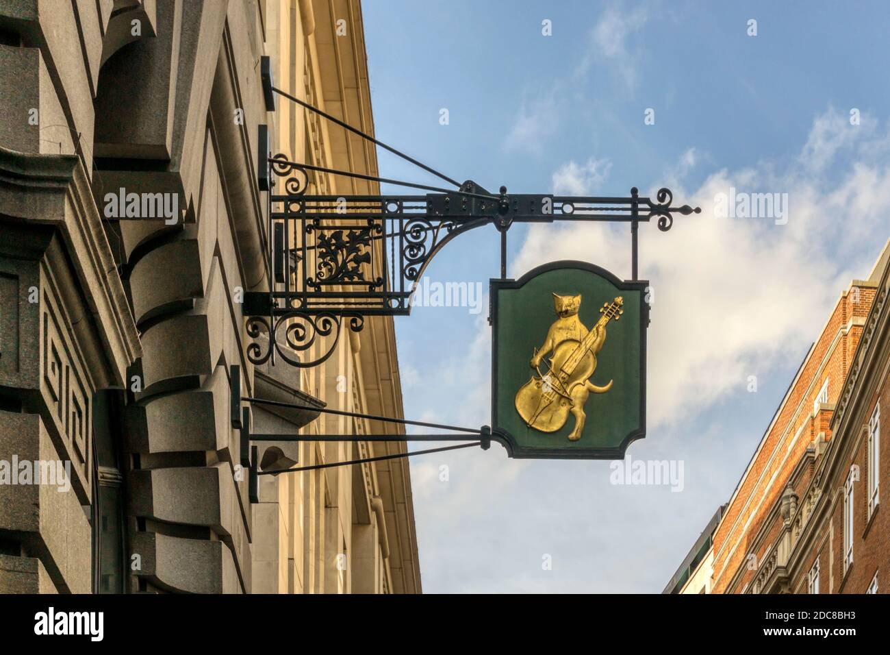 Schild für das ehemalige Cat and Fiddle Inn, Lombard Street in der City of London. Stockfoto