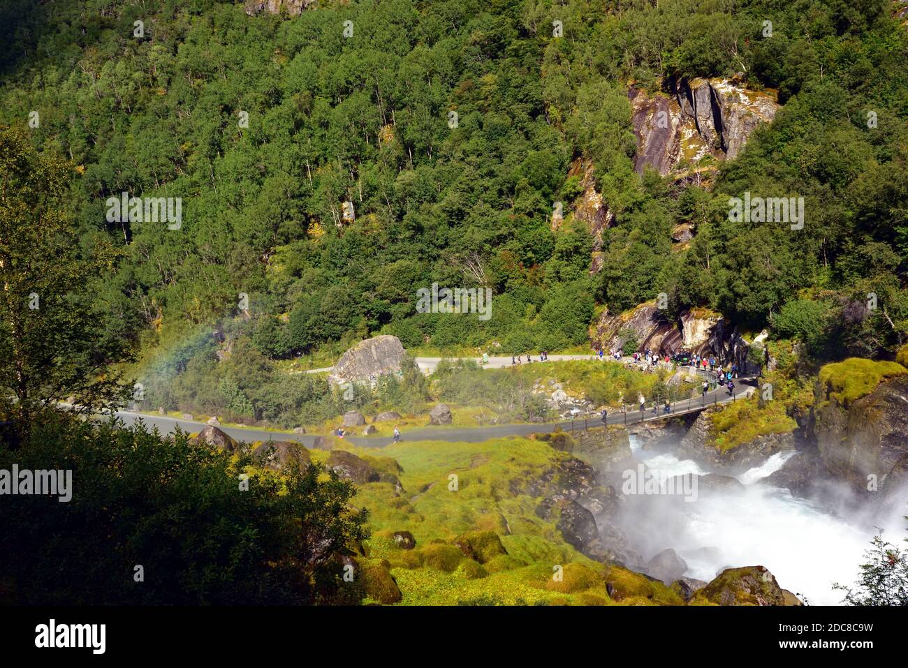Der Kleivafossen Wasserfall und der Weg zum Briksdal Gletscher, Norwegen, von oben gesehen Stockfoto