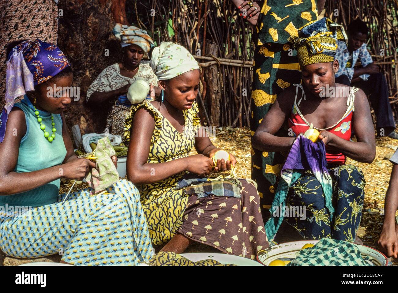 Frauen schälen Orangen an Straßenständen zu verkaufen Guinea West Afrika Stockfoto