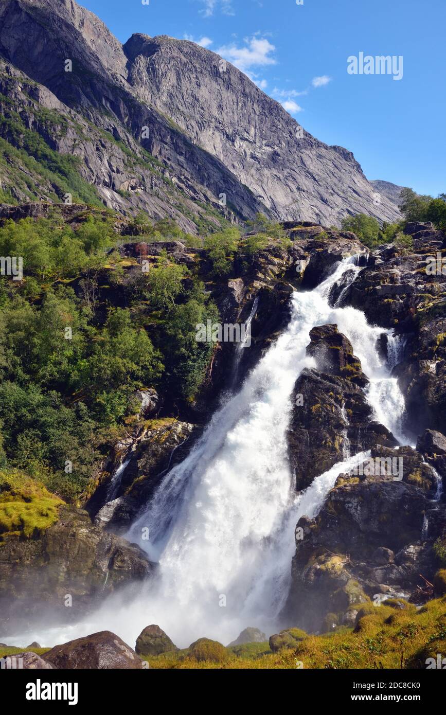 Der Kleivafossen Wasserfall auf der Briksdalselva, der aus Schmelzwasser des Briksdal Gletschers gebildet wird Stockfoto