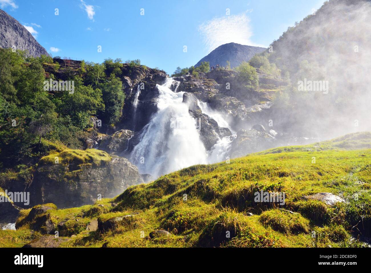 Der Kleivafossen Wasserfall auf der Briksdalselva, der aus Schmelzwasser des Briksdal Gletschers gebildet wird Stockfoto
