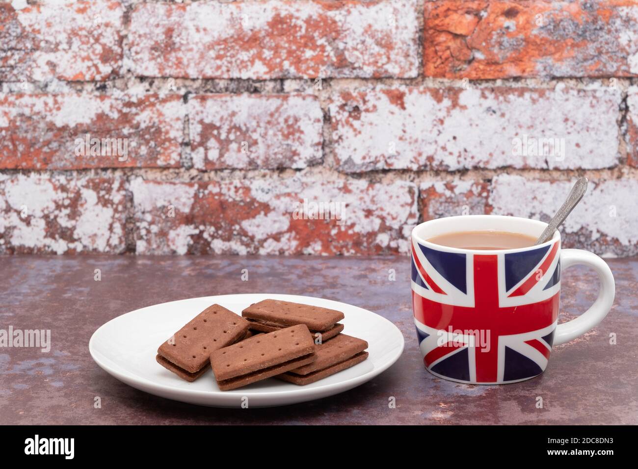 Britischer Becher mit einer britischen Union Jack Flagge bedruckt mit Einige Kekse Stockfoto