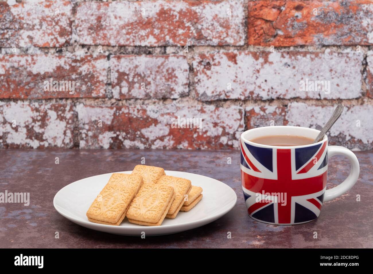 Britischer Becher mit einer britischen Union Jack Flagge bedruckt mit Einige Kekse Stockfoto