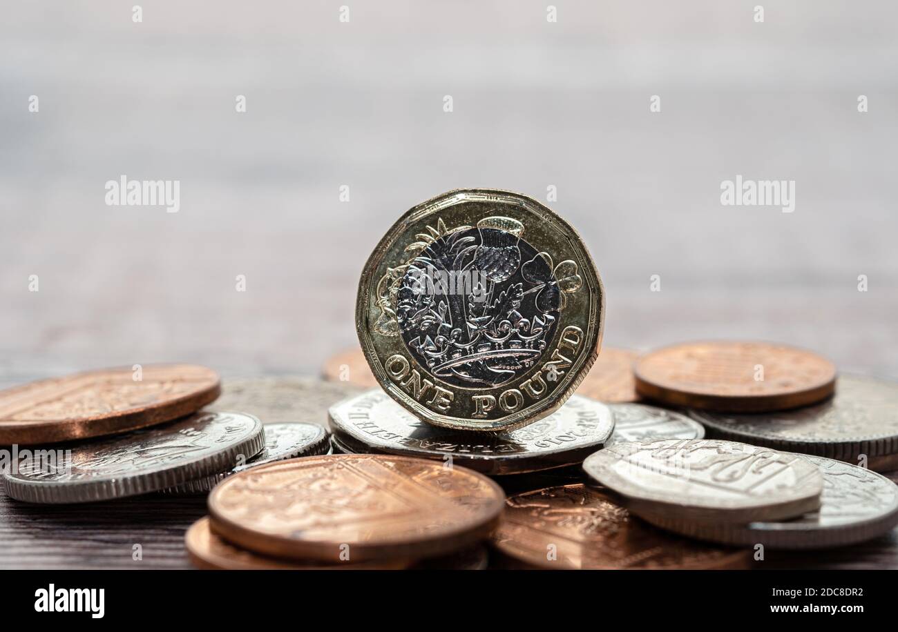 Britische 1-Pfund-Münze auf einem Haufen anderer britischer Münzen. Stockfoto