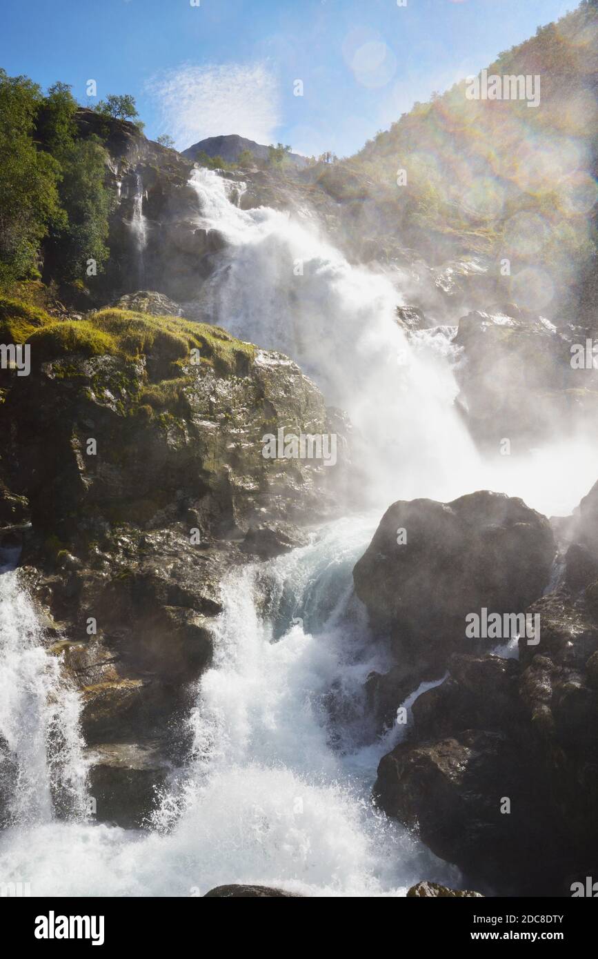 Der Kleivafossen Wasserfall auf der Briksdalselva, der aus Schmelzwasser des Briksdal Gletschers gebildet wird Stockfoto
