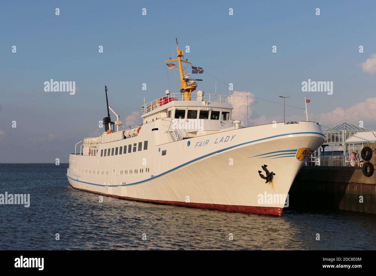 Das Passagierschiff Fair Lady wird am Abend des 21. August 2020 den Hafen von Cuxhaven erreichen. Stockfoto