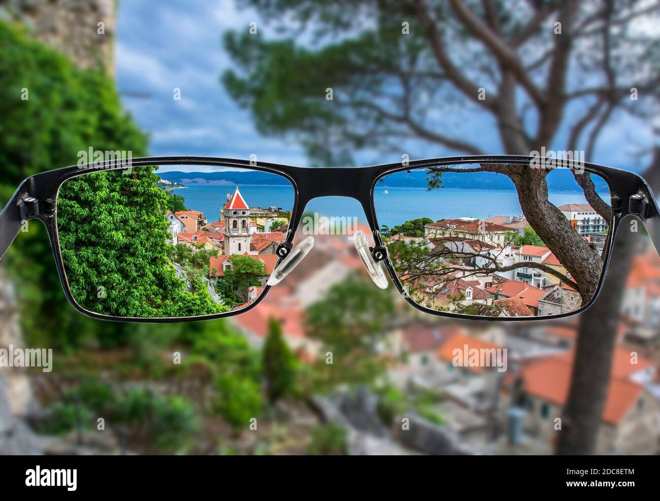 Fokussiertes Bild der Ansicht der kleinen Stadt Omis mit Bergen, Fluss Cetina und Meer, Makarska Riviera, Kroatien umgeben. Besseres Sichtkonzept. Stockfoto