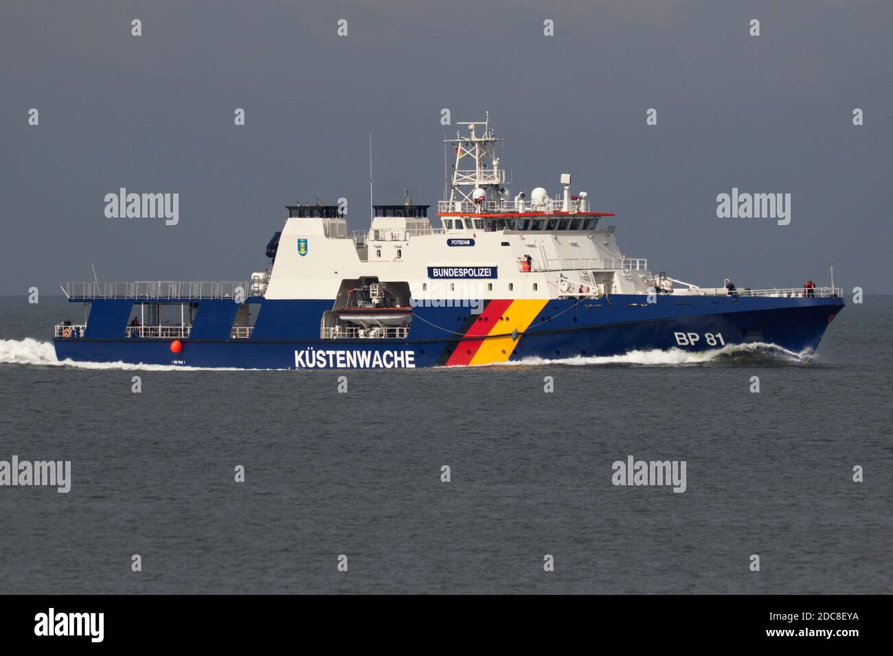 Das Schiff der Deutschen Küstenwache Potsdam wird am 20. August 2020 Cuxhaven an der Elbe passieren. Stockfoto