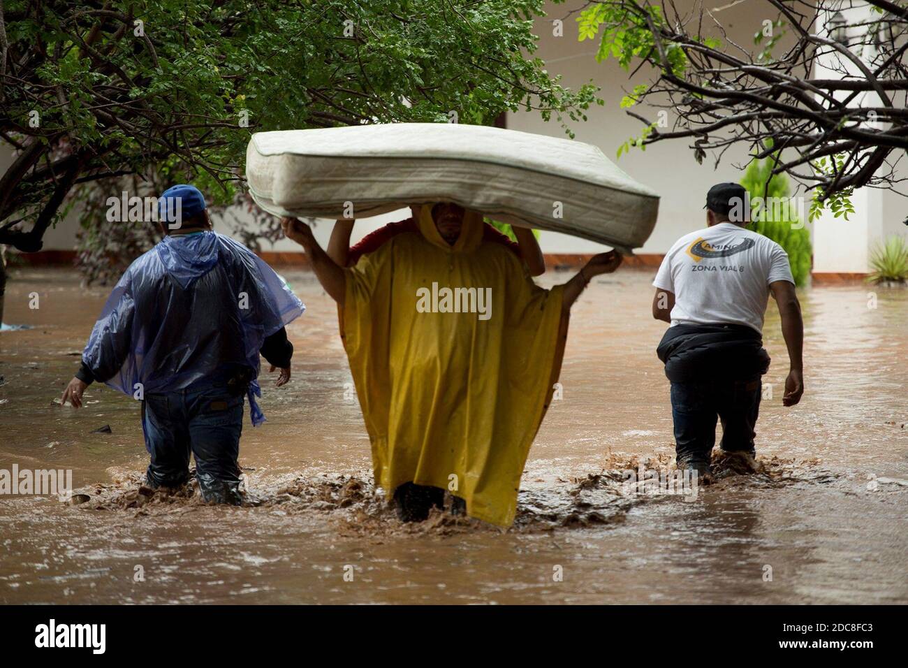 Agua Blanca, Guatemala. November 2020. Zwei Männer tragen eine Matratze durch eine überflutete Straße, nachdem der schwere Sturm 'Iota' mitten in der Corona-Pandemie überschwemmt wurde. Die Zahl der bestätigten Todesfälle in Mittelamerika und Kolumbien stieg nach dem Sturm. (To dpa 'nach Hurrikan 'Iota': Mittlerweile 41 Todesfälle in Lateinamerika ab 19.11.2020) Quelle: Morena Perez Joachin/dpa/Alamy Live News Stockfoto