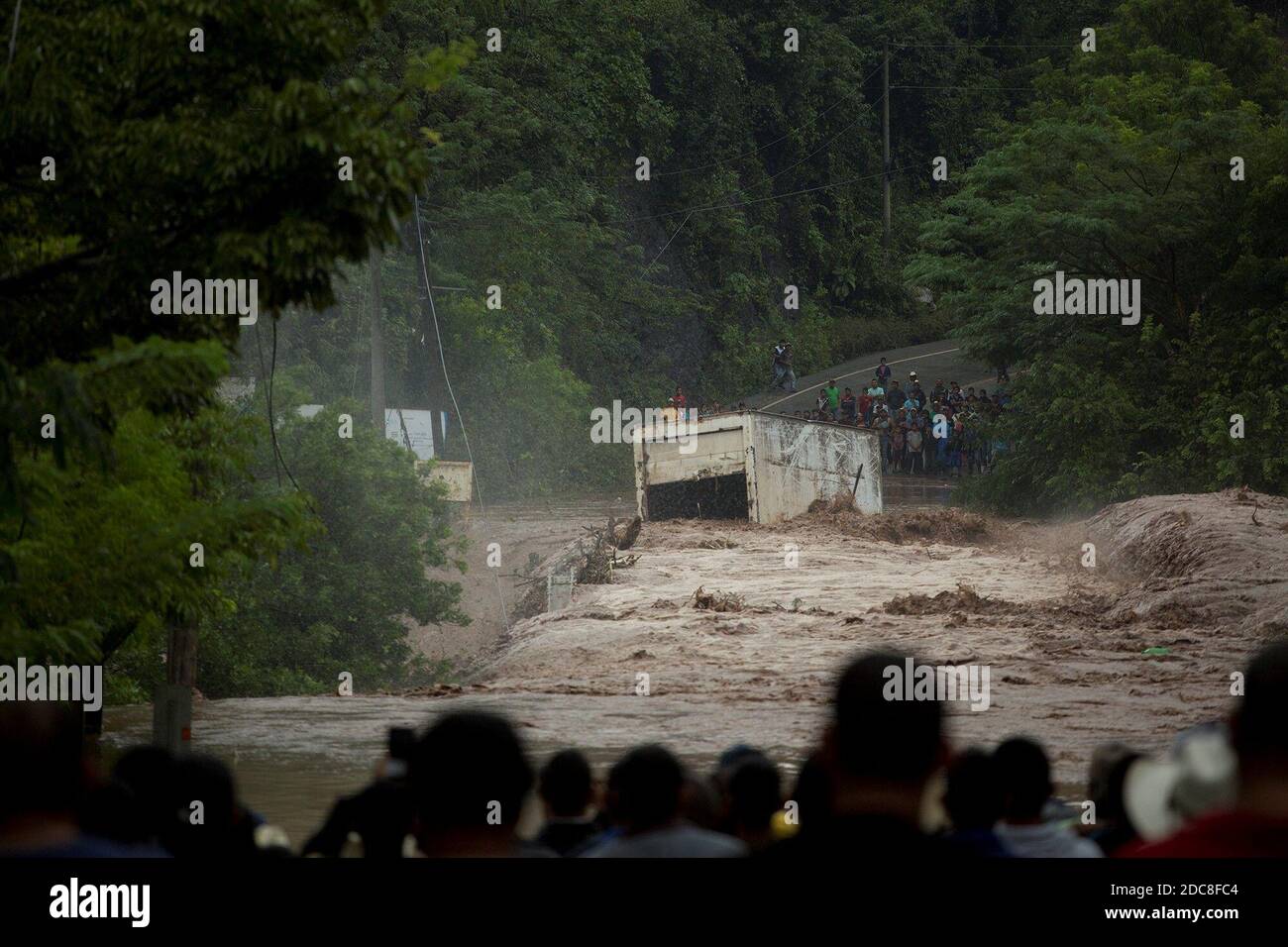 Camotan, Guatemala. November 2020. Die Dorfbewohner beobachten, wie ein LKW von der Strömung des Rio Grande River nach dem Durchgang des schweren Sturms "Iota" gezogen wird. Die Zahl der bestätigten Todesfälle in Mittelamerika und Kolumbien ist nach dem Sturm gestiegen. (To dpa 'nach Hurrikan 'Iota': Mittlerweile 41 Todesfälle in Lateinamerika ab 19.11.2020) Quelle: Morena Perez Joachin/dpa/Alamy Live News Stockfoto