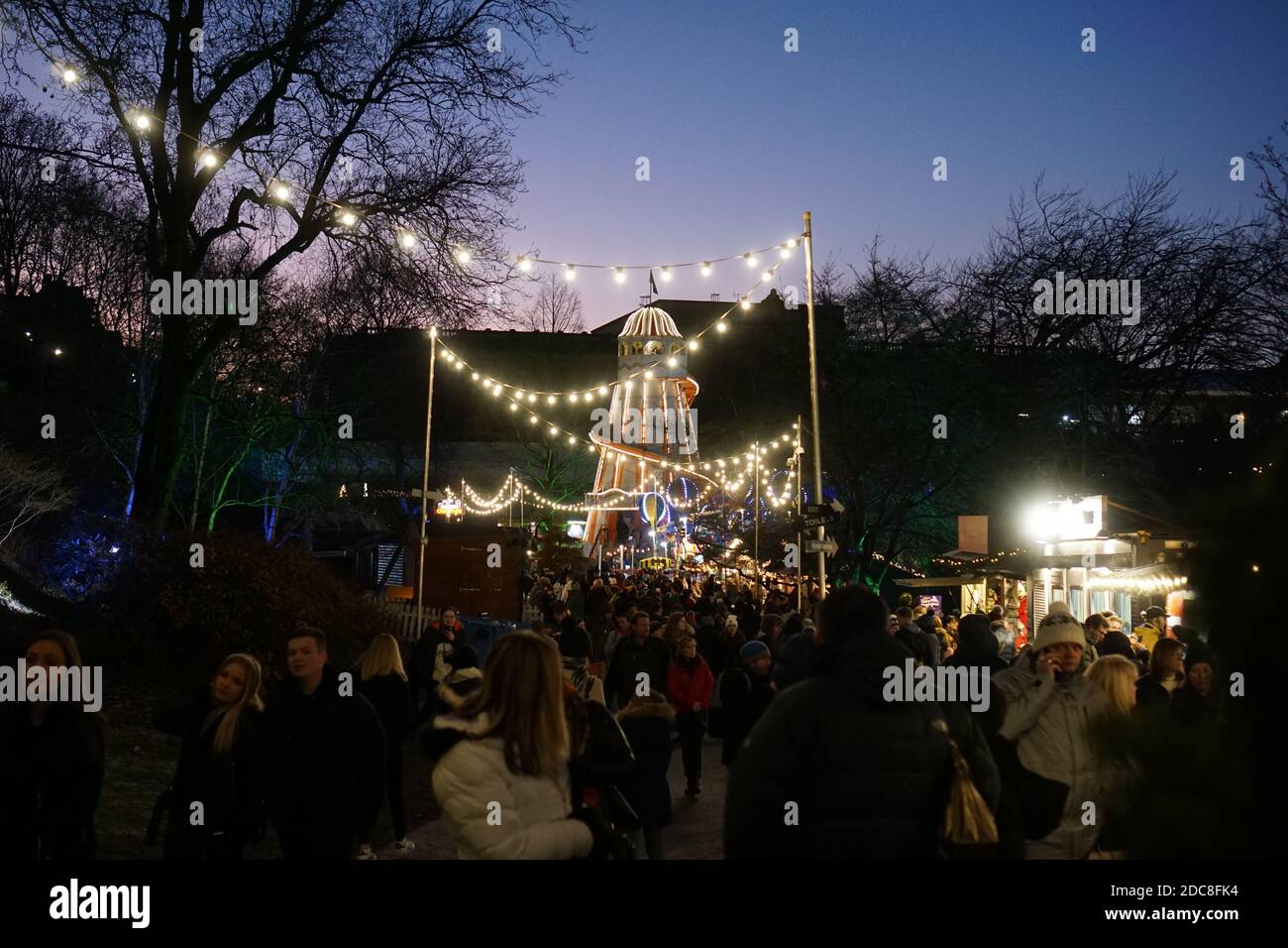 Lichter und Menschenmenge auf dem Edinburgh Christmas Markt Stockfoto