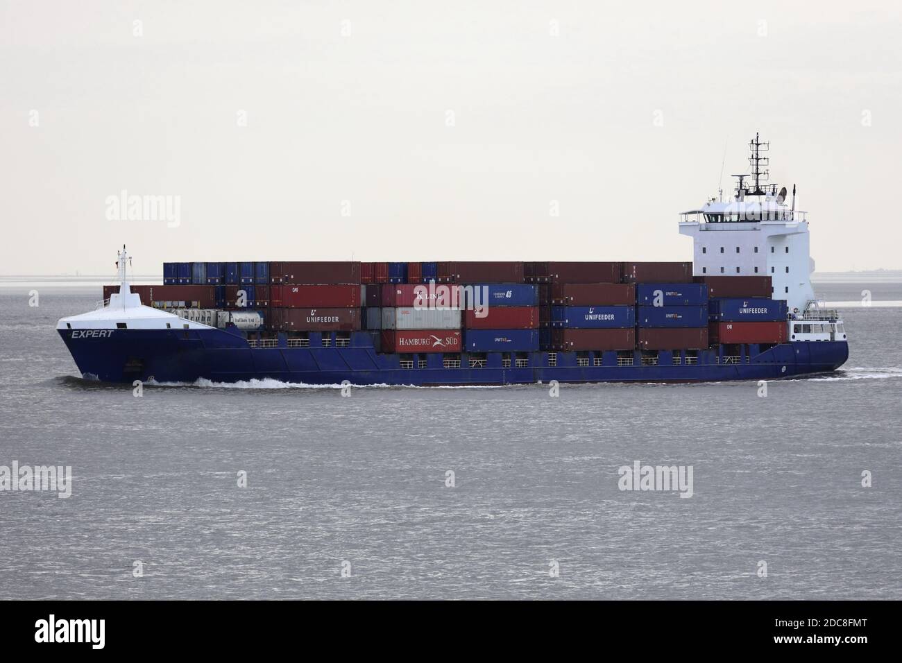 Das Feederschiff Expert wird am 22. August 2020 Cuxhaven auf dem Weg zur Nordsee passieren. Stockfoto