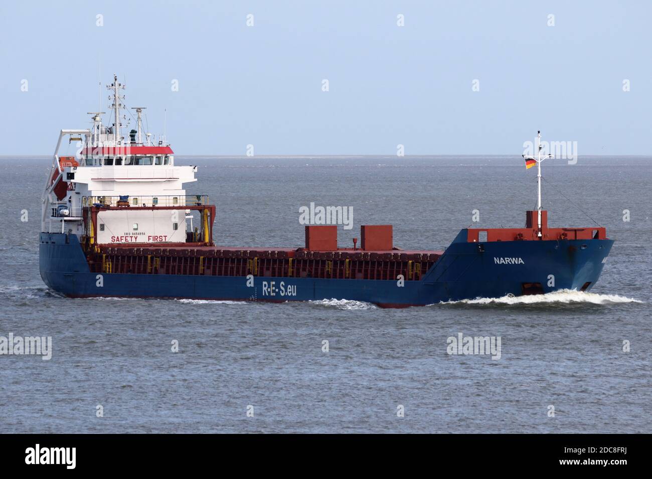 Das Frachtschiff Narwa wird am 22. August 2020 Cuxhaven auf dem Weg zum Nord-Ostsee-Kanal passieren. Stockfoto