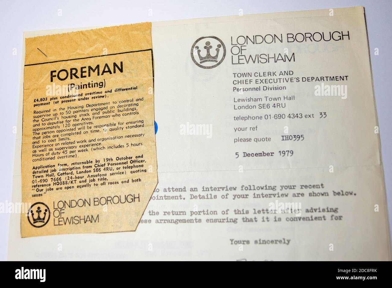 Vintage-Papiere. London Borough of Lewisham, Details zur freien Verfügung. Stellenbeschreibung für Vorarbeiter, Maler, mit Zeitung Stellenanzeige ausgeschnitten Stockfoto