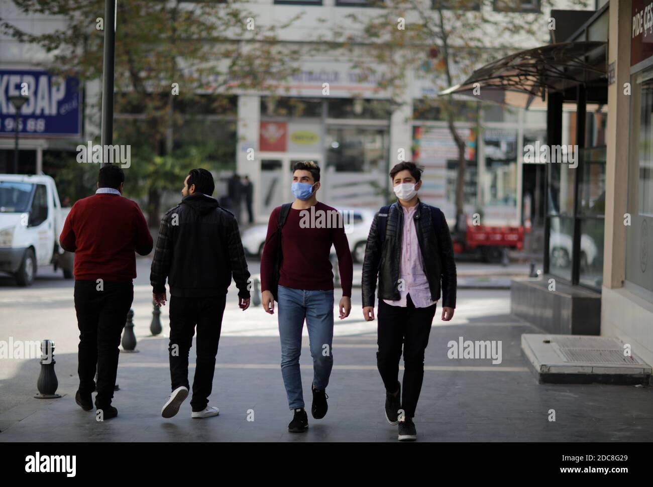 19. November 2020: Gaziantep, Türkei. 19. November 2020. Jugendliche mit schützenden Gesichtsmasken spazieren in den Straßen der südtürkischen Stadt Gaziantep, bevor sie die Aufenthaltsbestellungen für jüngere Menschen in Kraft treten. Während der türkische Präsident Recep Tayyip Erdogan am Dienstag Beschränkungen angekündigt hatte, um die steigenden Coronavirus-Fälle in den am stärksten betroffenen Gebieten des Landes, darunter Istanbul und Ankara, einzudämmen, werden die Maßnahmen ab Freitag Abend des 20. November im ganzen Land in Kraft treten. Kredit: ZUMA Press, Inc./Alamy Live Nachrichten Stockfoto