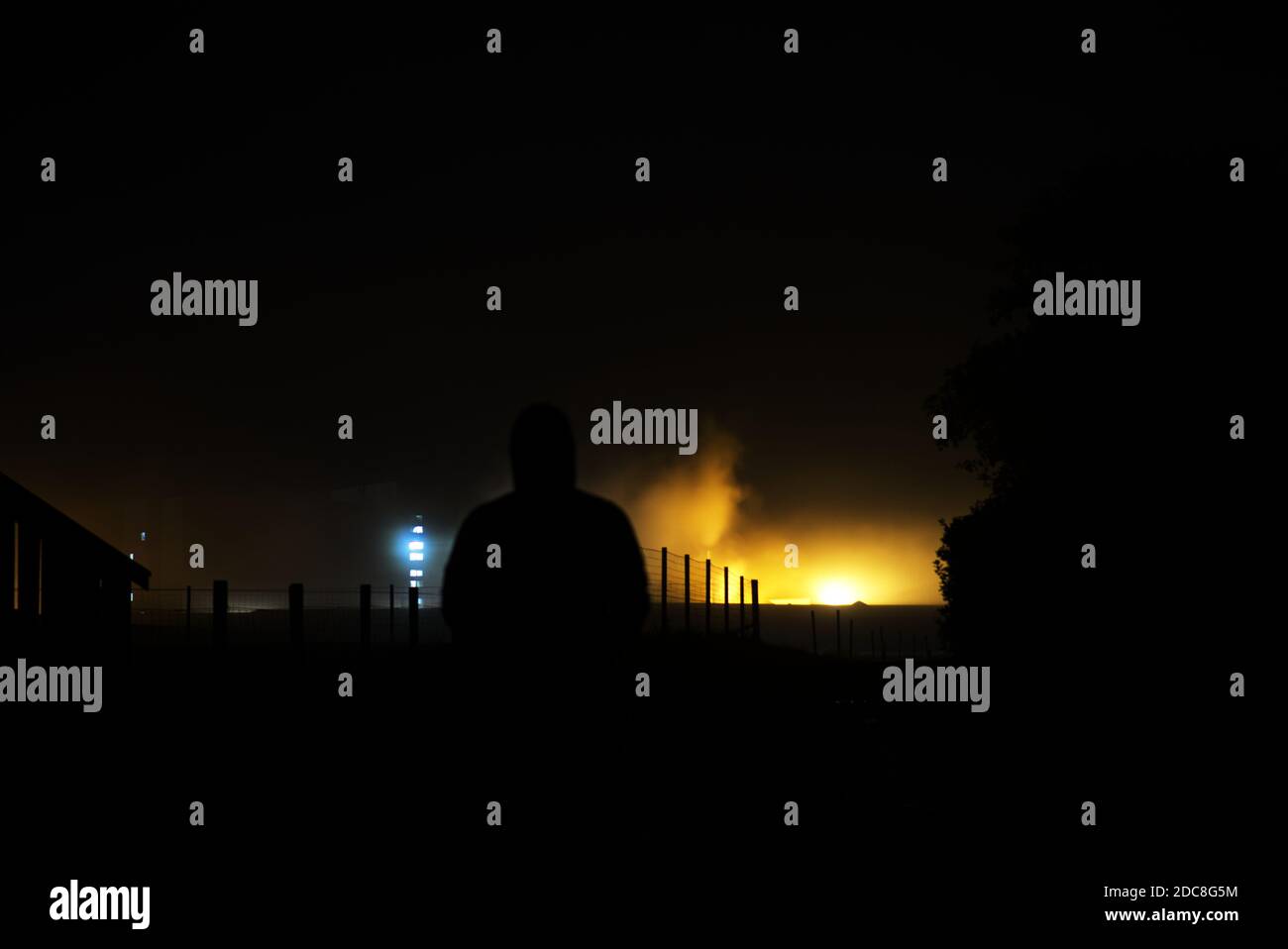 Junger Mann in der Nacht silhouetted Stockfoto