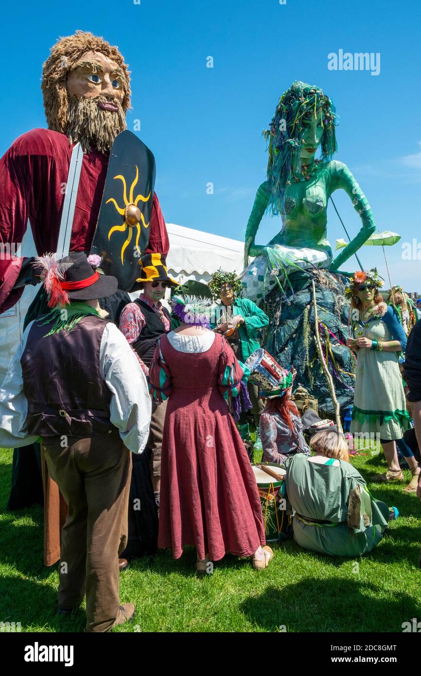 Riesige Figuren in der traditionellen jährlichen Hastings Jack-in-the-Green jährlichen Mai-Parade, East Sussex, Großbritannien Stockfoto