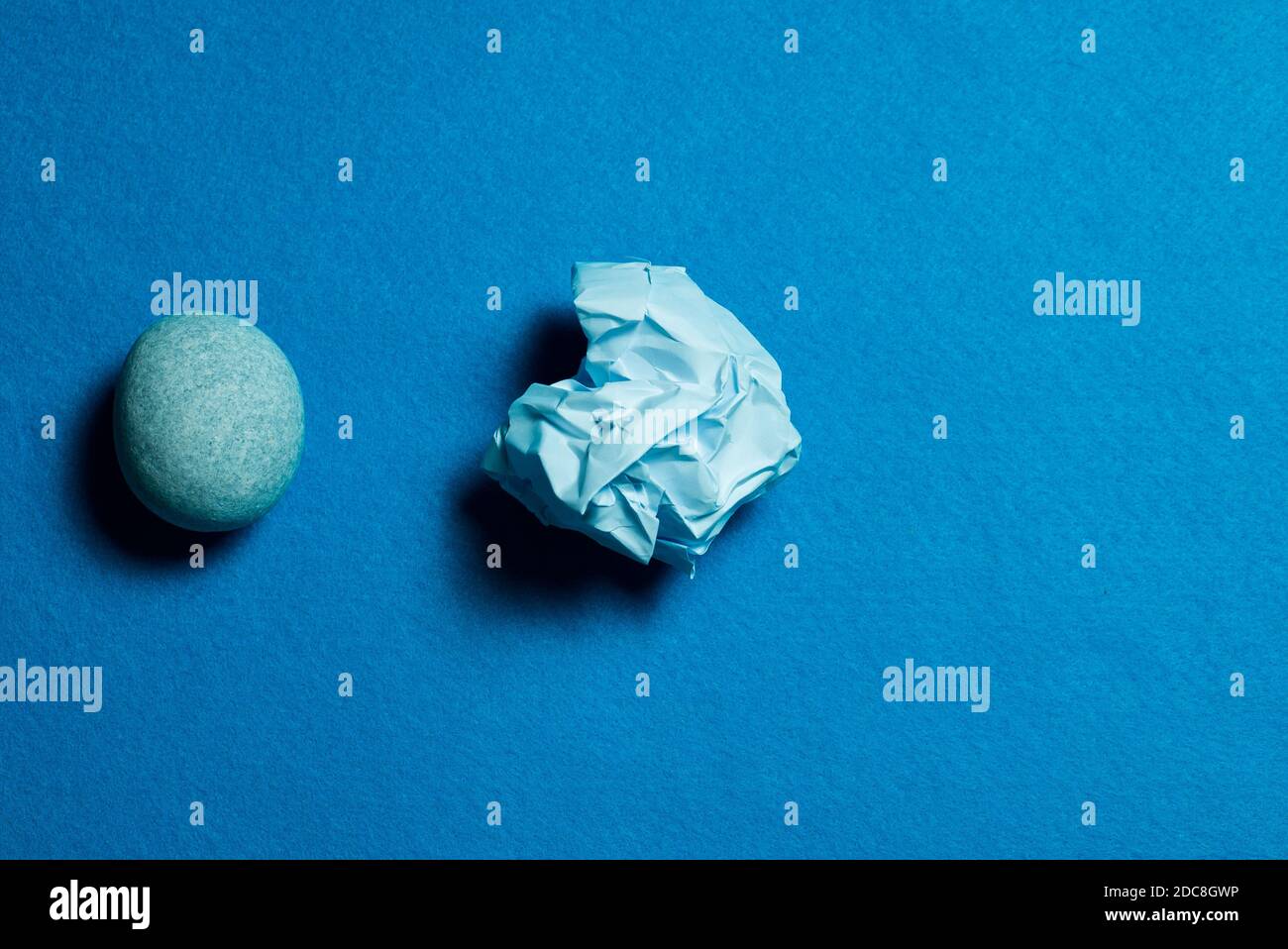 Stein, Papier, keine Schere. Gegenstände symbolisieren das Spiel mit den Händen Stockfoto