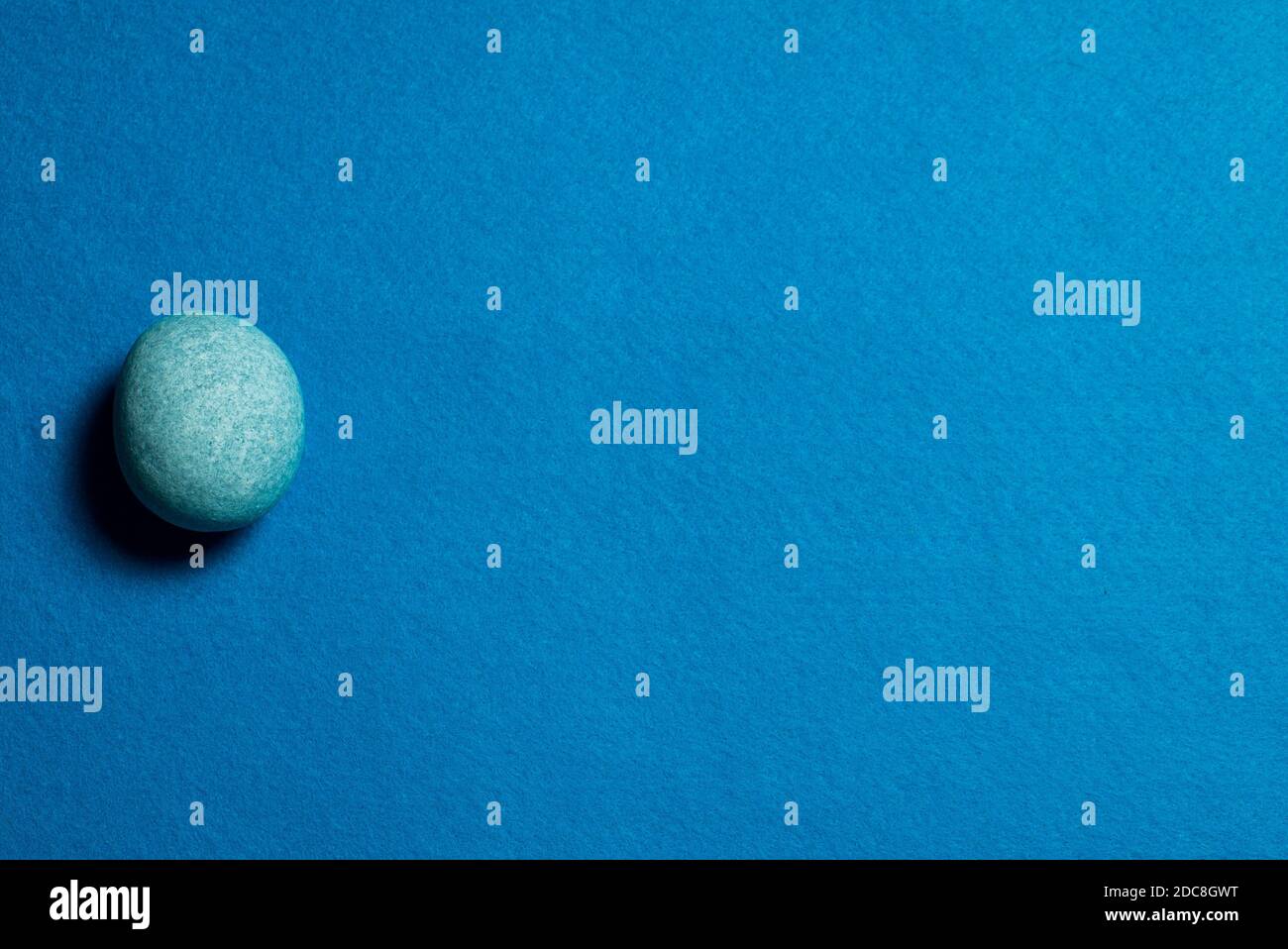 Stein, kein Papier, keine Schere. Gegenstände symbolisieren das Spiel mit den Händen Stockfoto