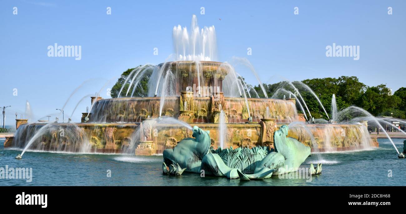 Historische und Vintage-Statuen und Wasserbrunnen in der großen Stadtpark Stockfoto