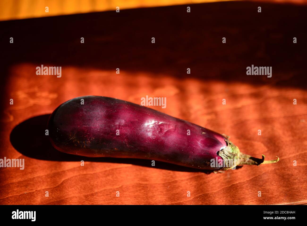 Nahaufnahme einer frischen Aubergine auf Holzhintergrund. Gesunde Ernährung Konzept. Stockfoto