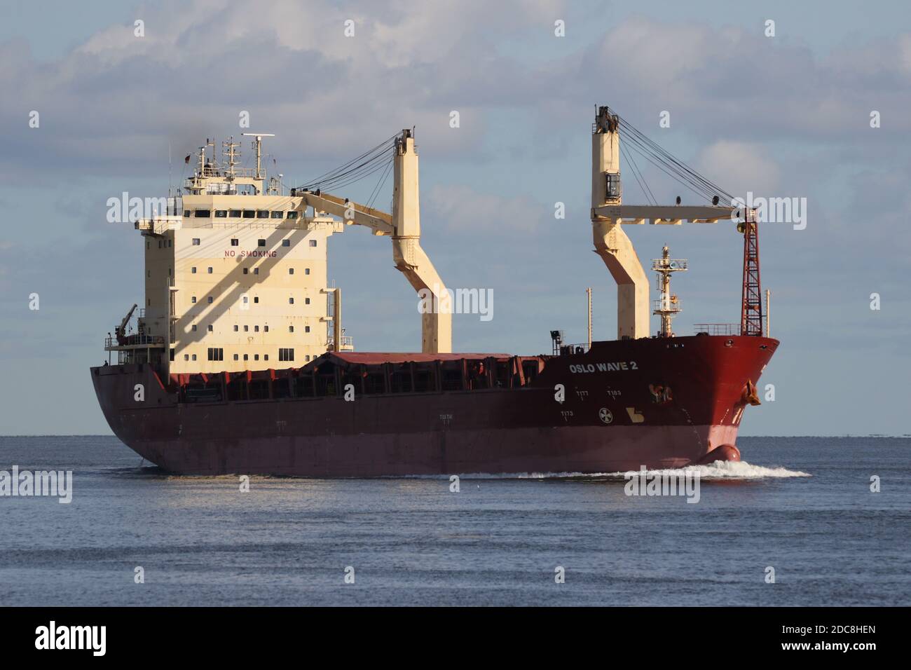 Das Frachtschiff Oslo Wave 2 wird am Morgen des 25. August 2020 Cuxhaven in Richtung Nord-Ostsee-Kanal passieren. Stockfoto