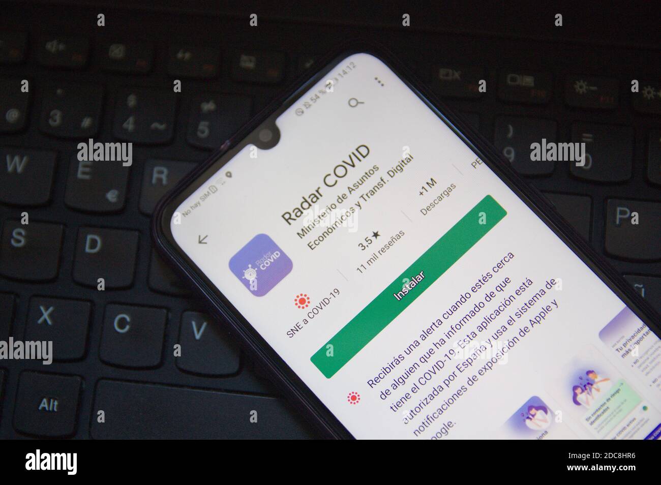 November 2020. Spanien. Nahaufnahme eines Handys mit dem Bildschirm der Radar COVID App im google Play App Store Stockfoto