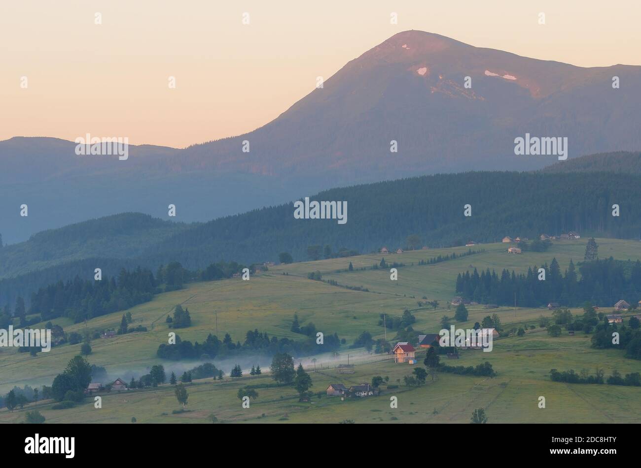 Morgen in einem Bergdorf. Ländliche Landschaft. Karpaten, Ukraine, Europa Stockfoto