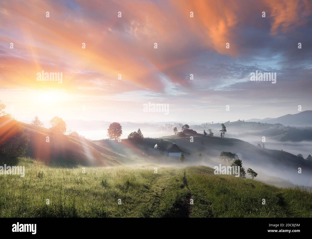 Panorama Mountain Village. Sonniger Morgen mit Nebel. Straße im Gras, das zum Haus führt. Collage aus zwei Rahmen. Bildbearbeitung von Fotos Stockfoto