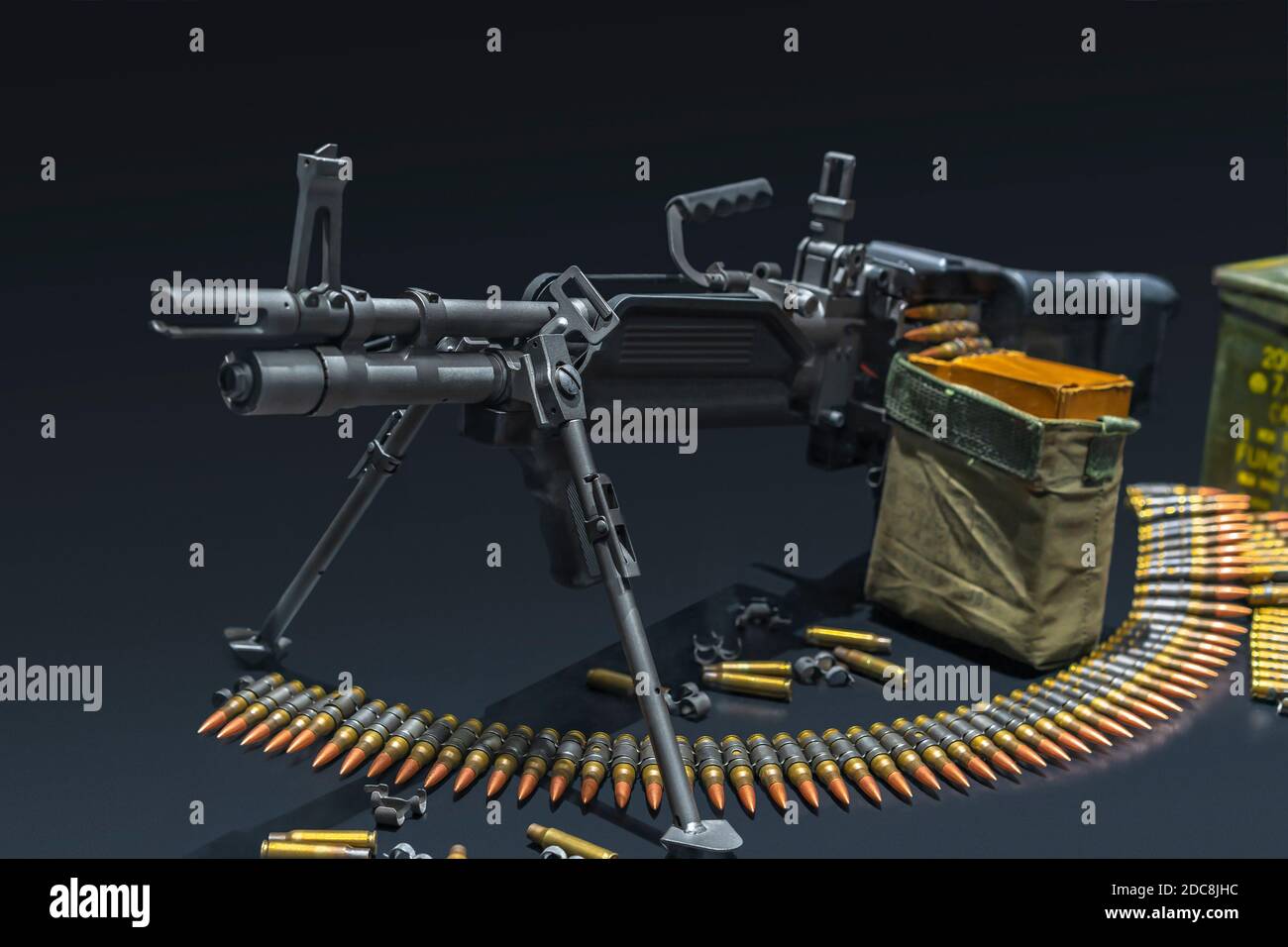 Replik eines schweren amerikanischen Universal-Maschinengewehr Mk 43 Mod 0 in klappbarer Zweibein-Konfiguration mit Magazinkasten Von Patronen und einem disintegr Stockfoto