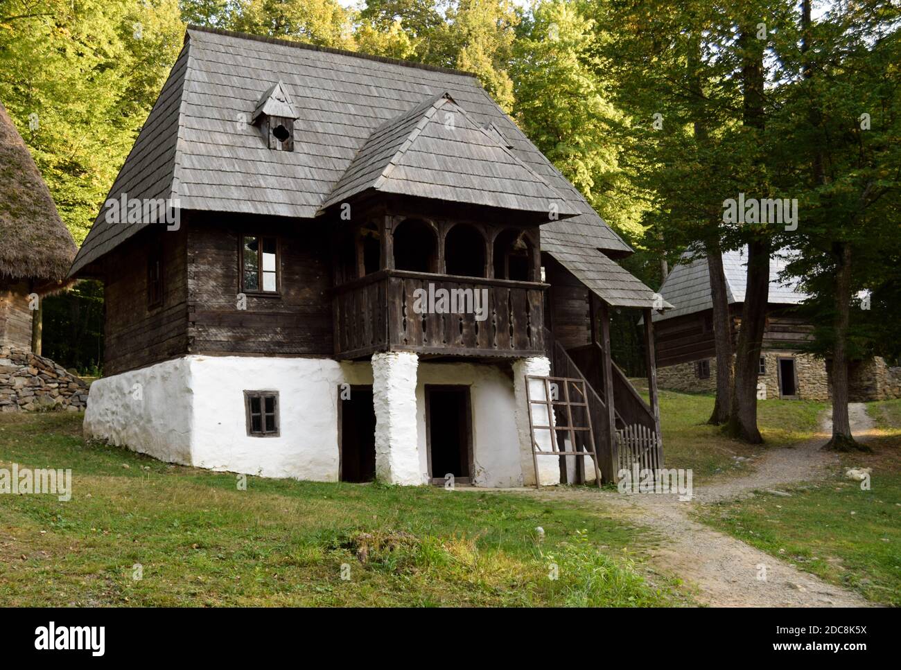 Sibiu, Rumänien - 20. September 2020. Alte rustikale Holzhäuser der rumänischen Volkskultur. Altes traditionelles rumänisches Haus im Astra Museum in Stockfoto