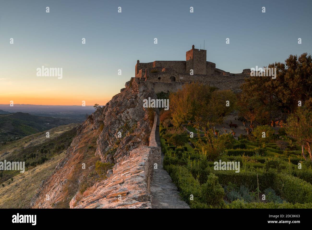 Schöner Herbstuntergang im Schloss Marvao. Marvao ist ein malerisches Dorf in Alentejo, Portugal. Stockfoto