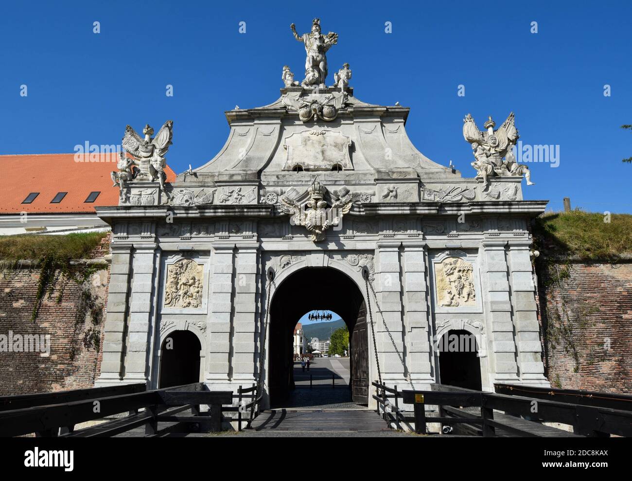 Alba Iulia, Rumänien - 20. September 2020. Blick auf das dritte Tor, das Haupttor für den Eingang in die mittelalterliche Festung von Alba Iulia (Carolina). Stockfoto